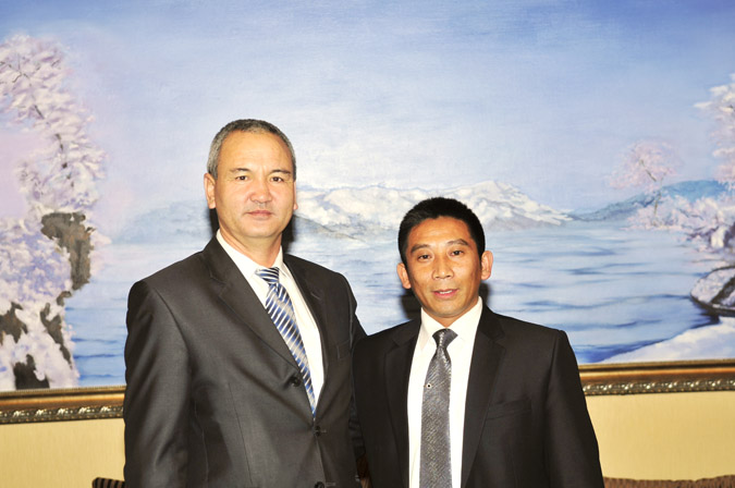 董事长王宏洲与伊如乐图公司董事长诺尔布桑布合影 